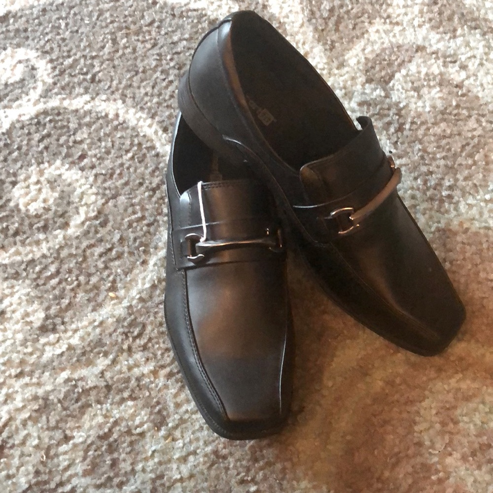 Black dress shoes- size 5-1/2 .. never worn tag still on. Buckle across top.